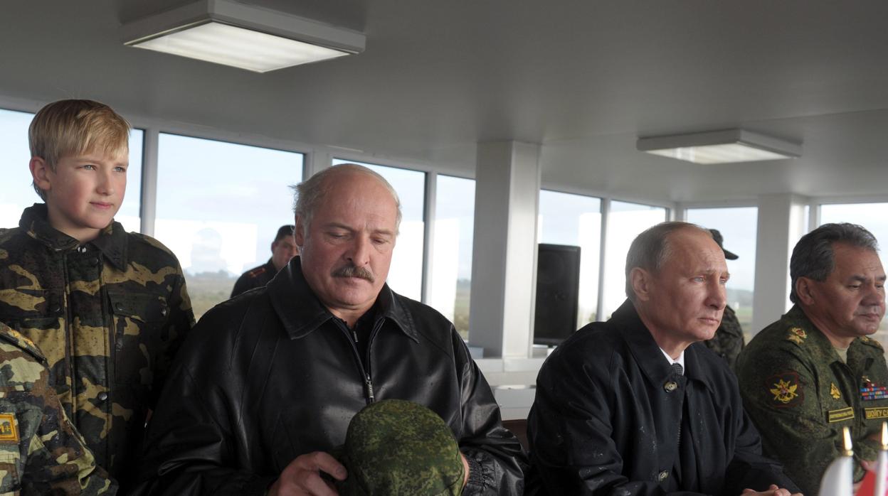 Lukashenko (a la izquierda, con su hijo) y Putin siguen unas maniobras celebradas en 2013 en la región de Kaliningrado