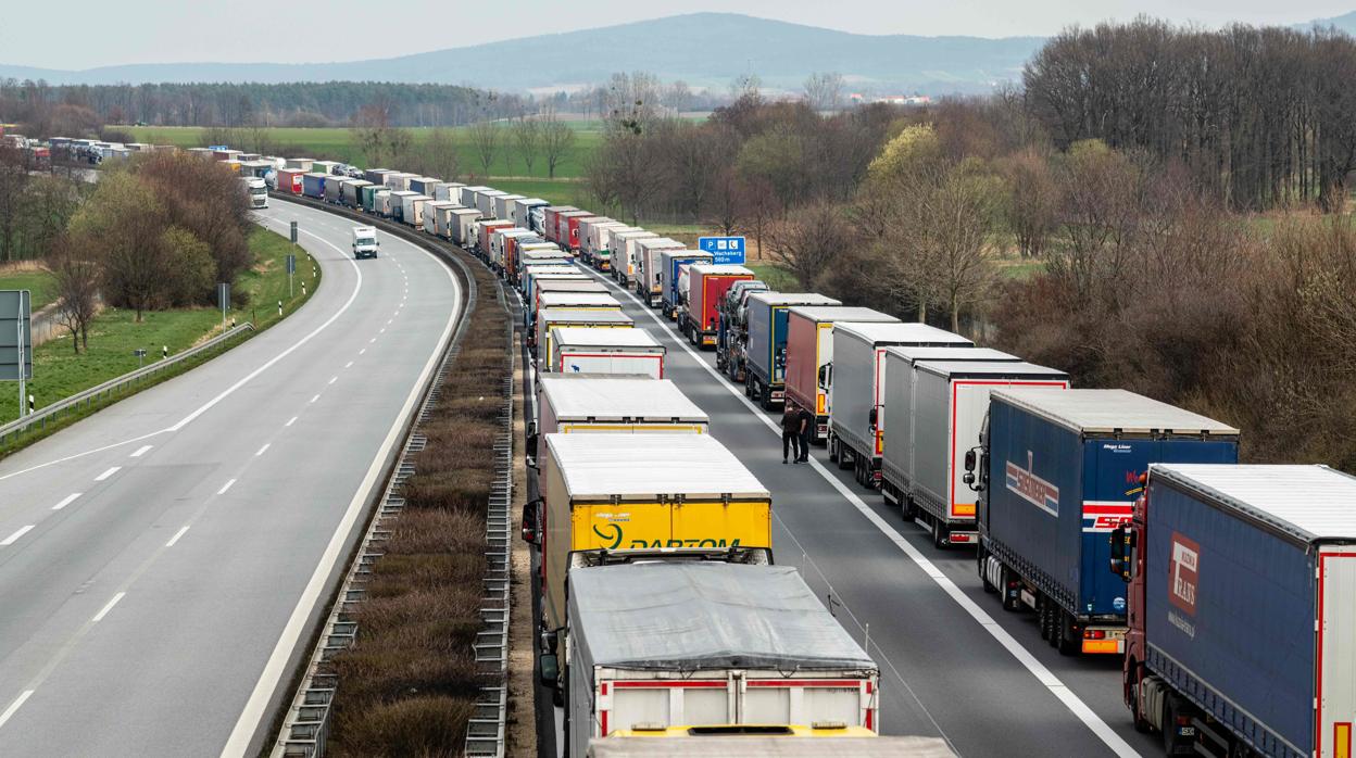 Foto de archivo de un atasco de camiones entre la frontera de Alemania y Polonia