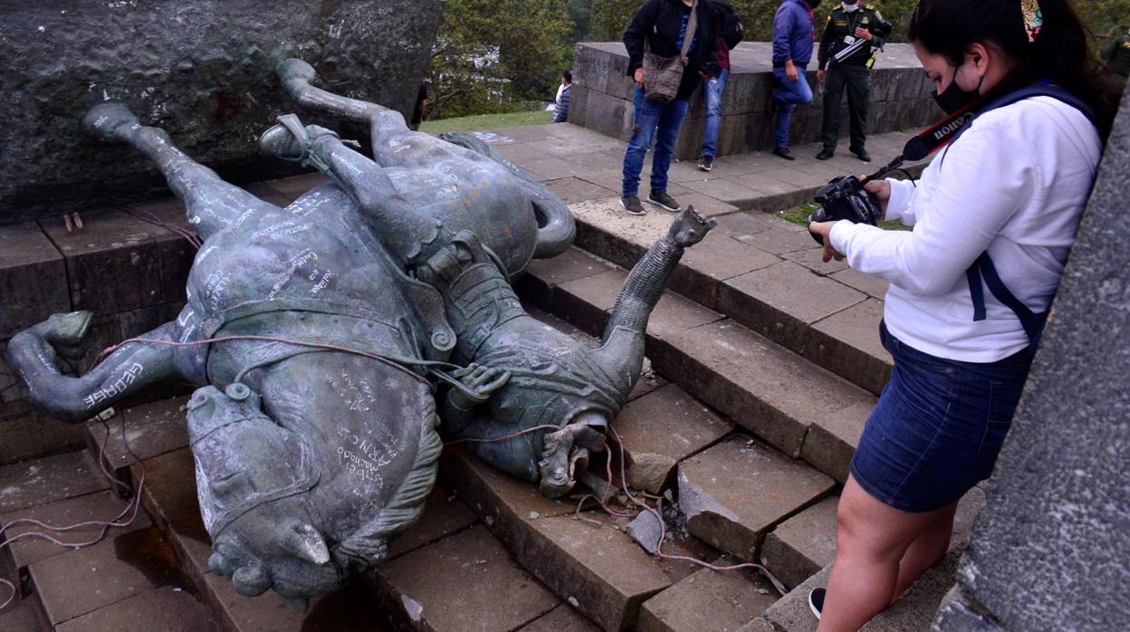 Monumento del conquistador Sebastián de Belalcázar que fue derribado por comunidades indígenas, en Popayán