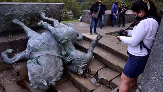 Indígenas derriban una estatua de un conquistador español en Colombia