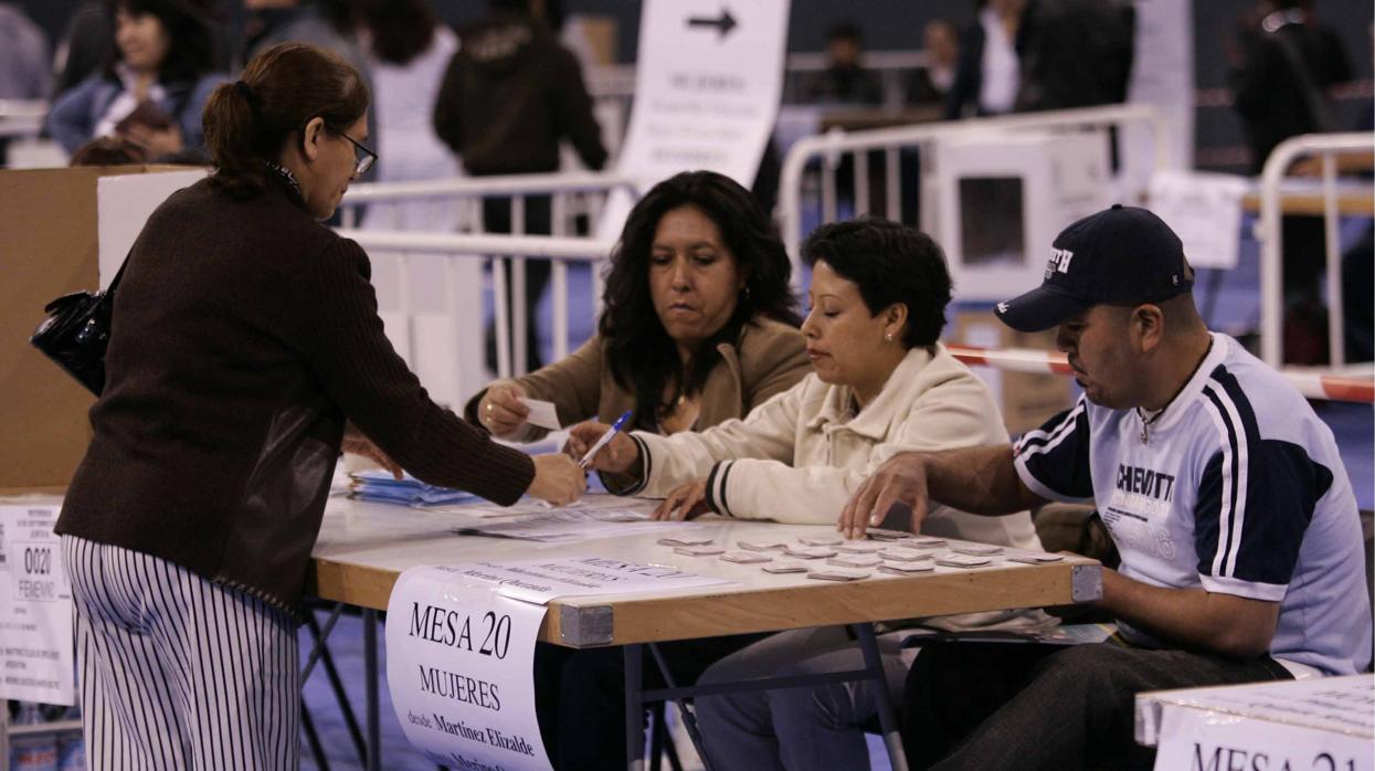 La comunidad ecuatoriana en España vota en el referéndum de 2008