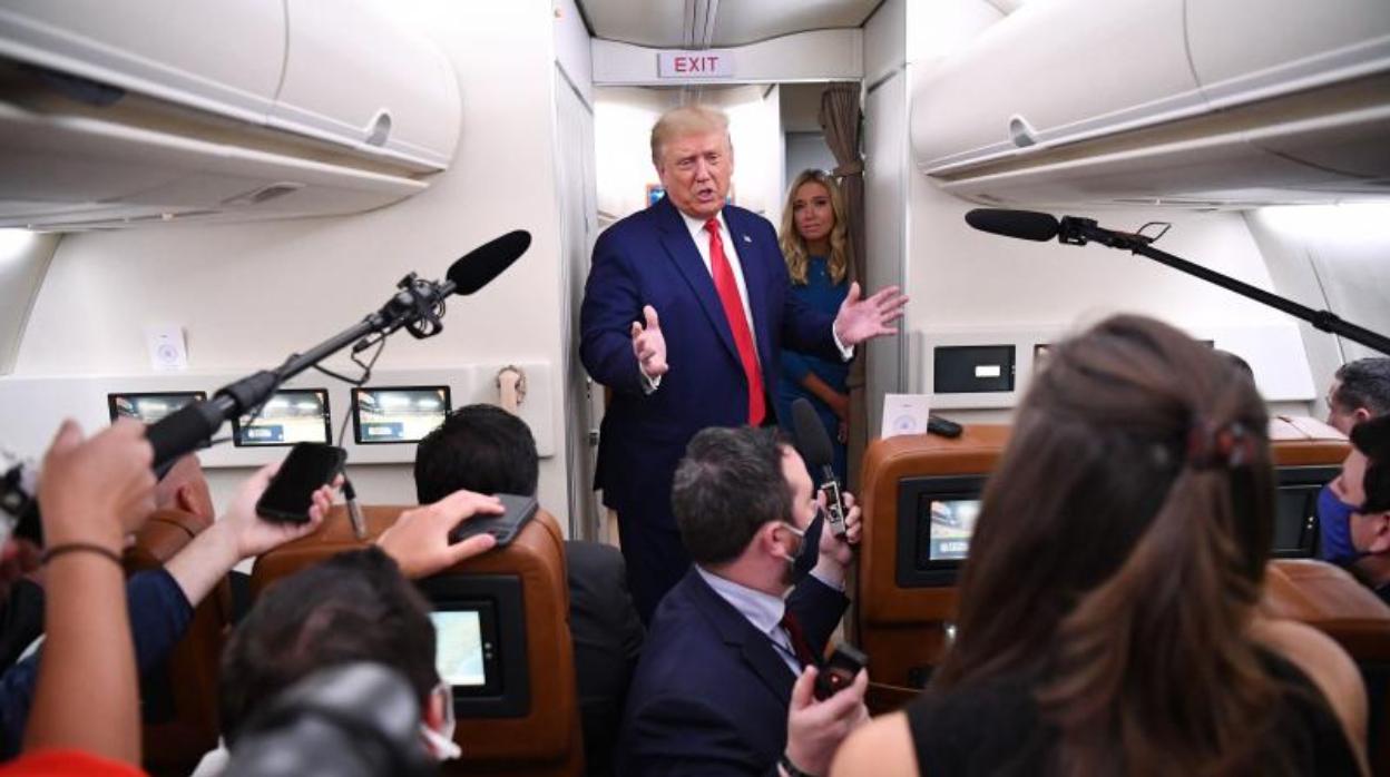 El presidente de EE.UU., Donald Trump, comparece ante los medios en el Air Force One