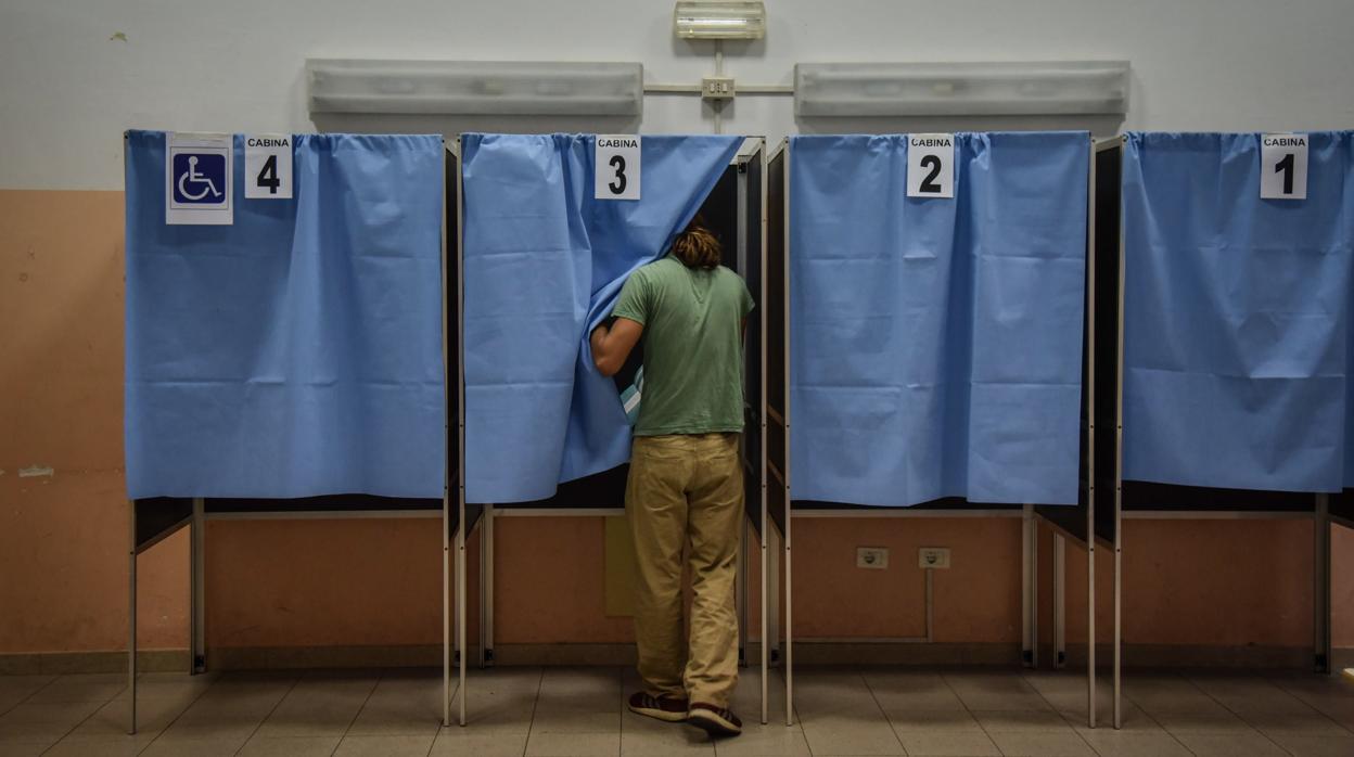 Un hombre vota en el Milán en el referéndum para reducir los diputados de las cámaras