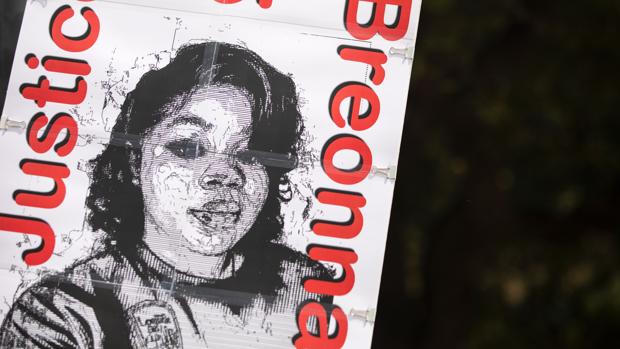 Imputan a un policía en EE.UU. por la muerte de una joven negra durante un registro en su casa