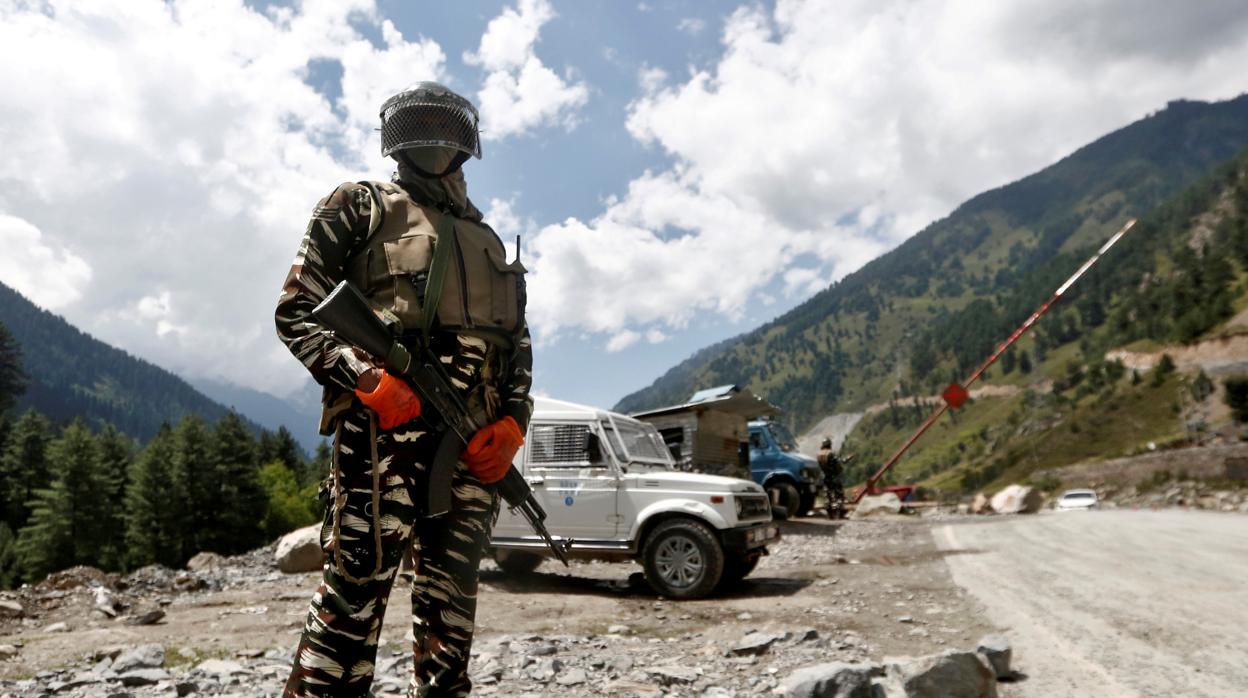 Un militar indio en la frontera que se disputan la India y China