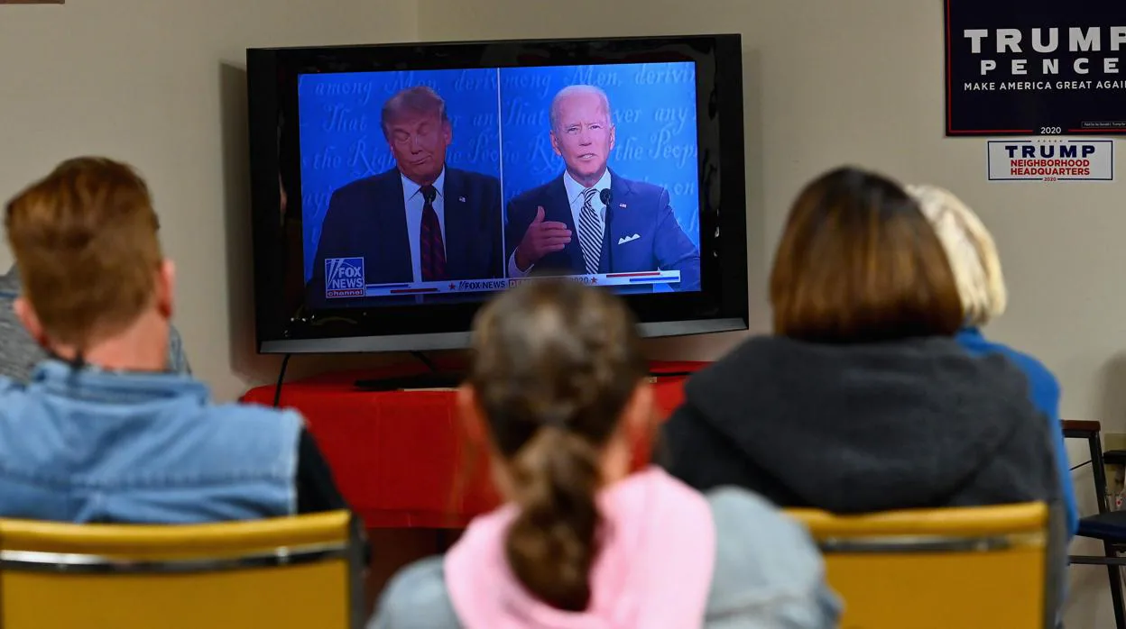 Un grupo de personas ve el debate entre el presidente de EE.UU., Donald Trump, y el candidato demócrata, Joe Biden