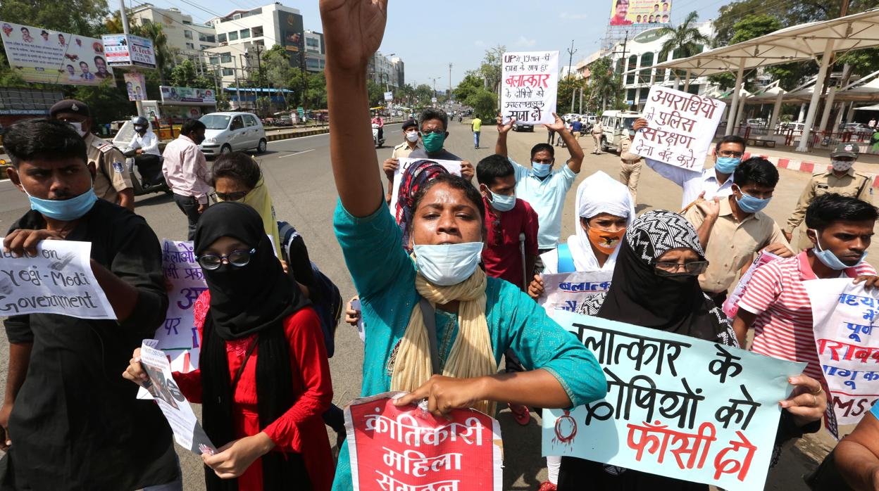 Una mujer de la casta dalit se manifiesta contra la muerte de la joven de 19 años