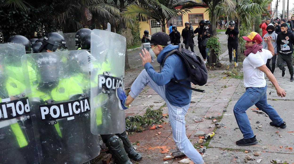 Manifestantes enfrentándose con la Policía durante una protesta por la muerte de Javier Ordóñez