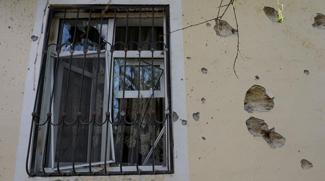 La fachada de una casa azerbaiyana, dañada por los recientes enfrentamientos con Armenia
