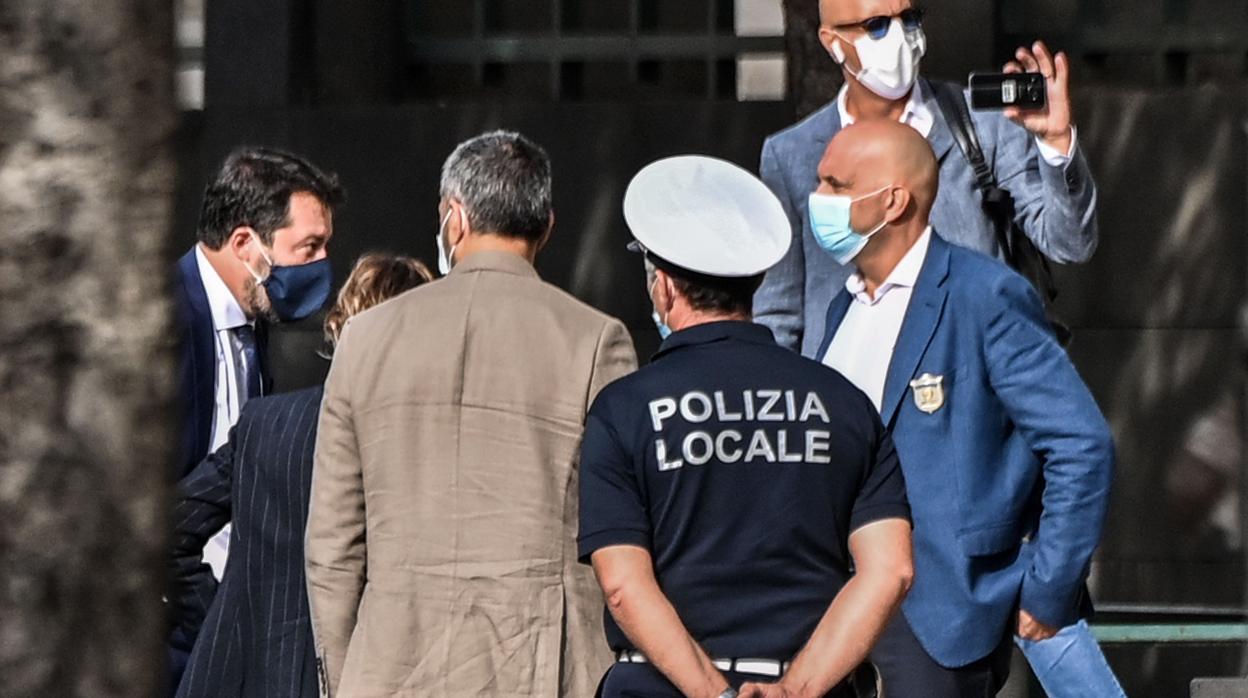 El líder de la Liga, Matteo Salvini, se sienta en el banquillo de los acusados ante un juez de Catania