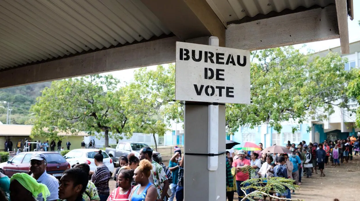 La gente hace cola este fin de semana para votar en el referéndum sobre la independencia de Nueva Caledonia