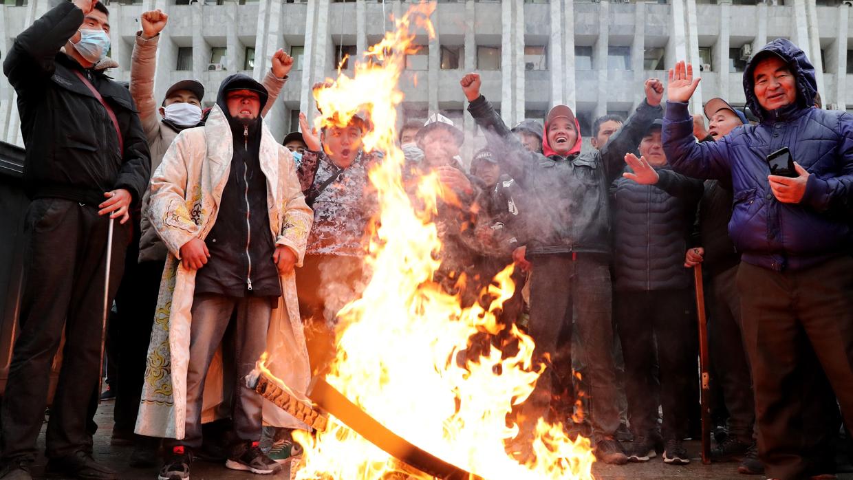 Los manifestantes protestan por el resultado electoral