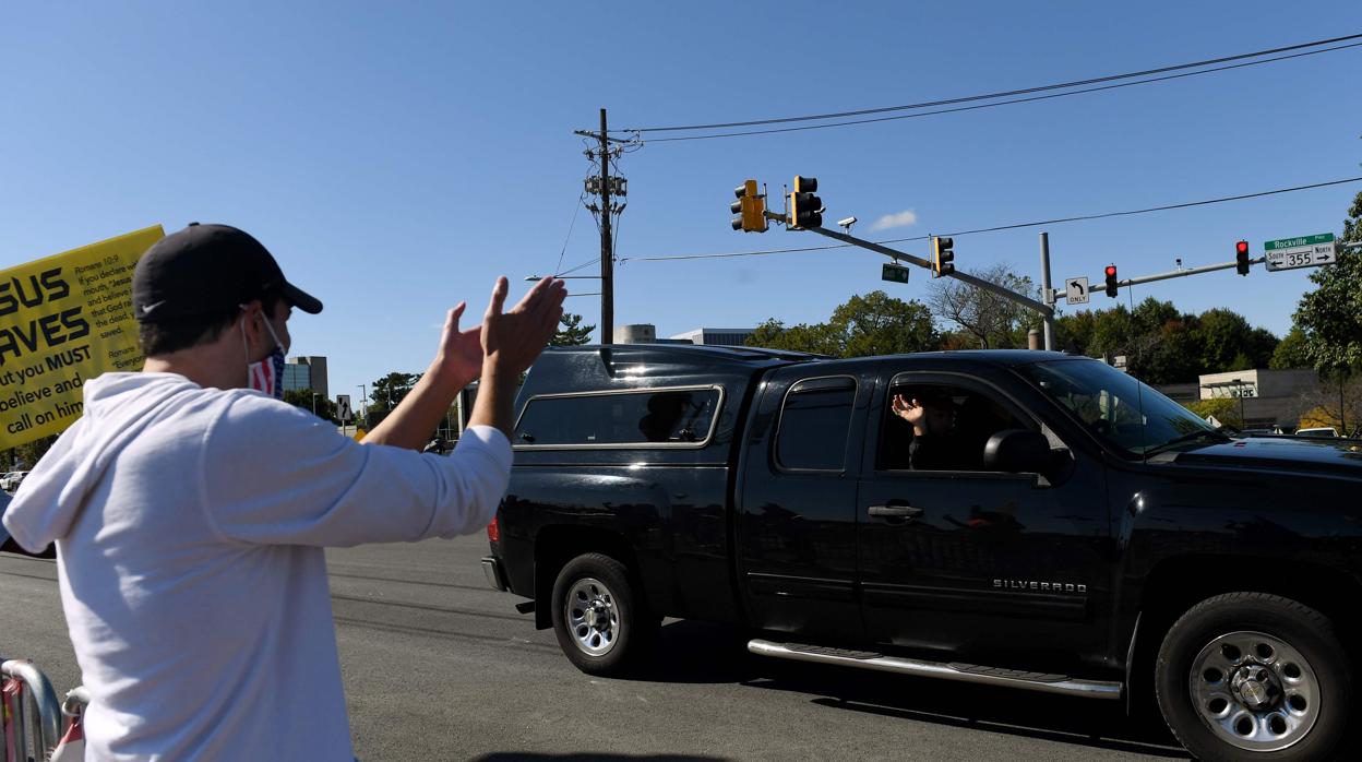 Trump en el interior del coche en el que salió a saludar a sus seguidores