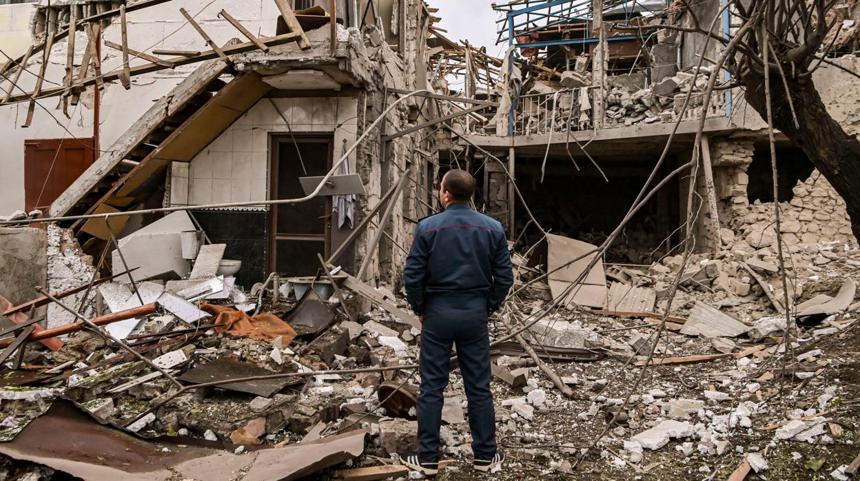 Un hombre contempla los escombros de una casa en Nagorno-Karabaj