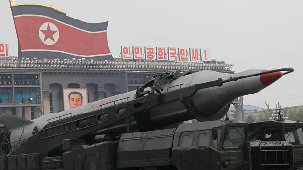 Corea del Norte desafía al coronavirus con un gran desfile militar