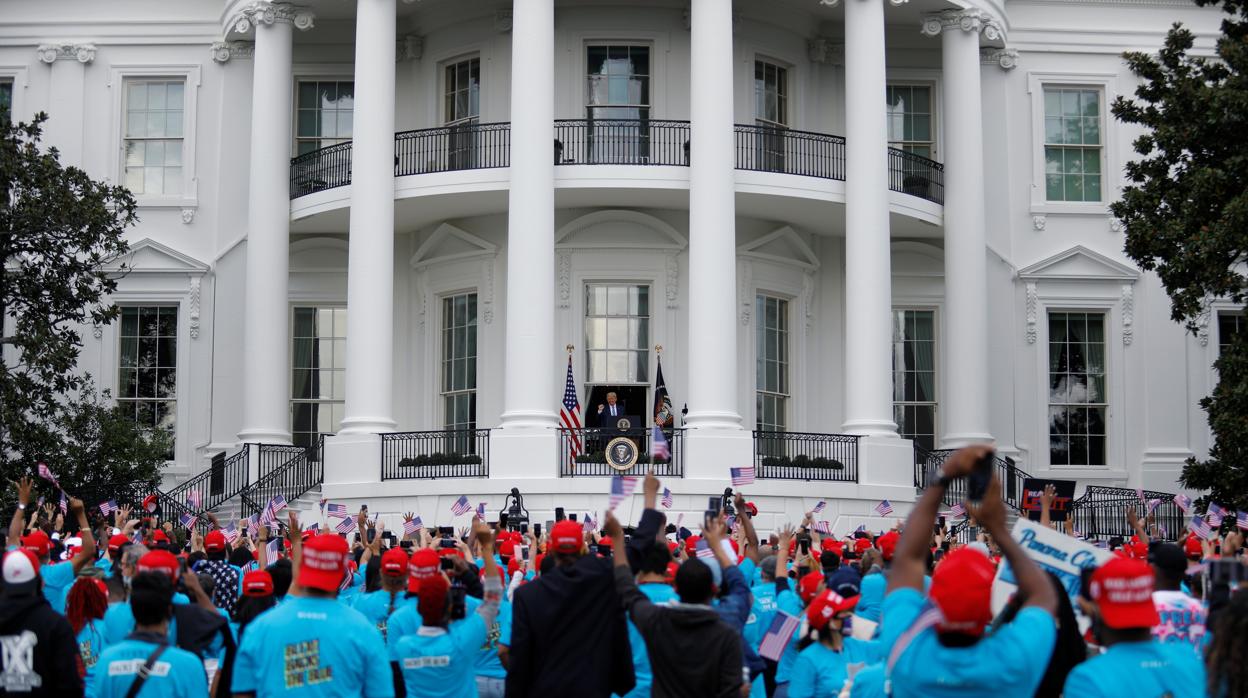 Seguidores de Donald Trump vitorean al presidente de EE.UU. durante su discurso desde un balcón de la Casa Blanca