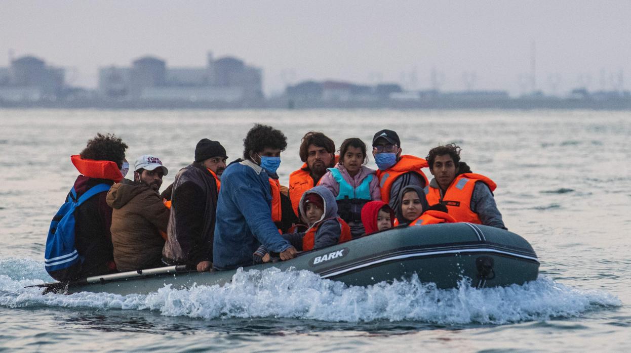 Una balsa hinchable con inmigrantes cruza el Canal de la Mancha entre Francia y Gran Bretaña