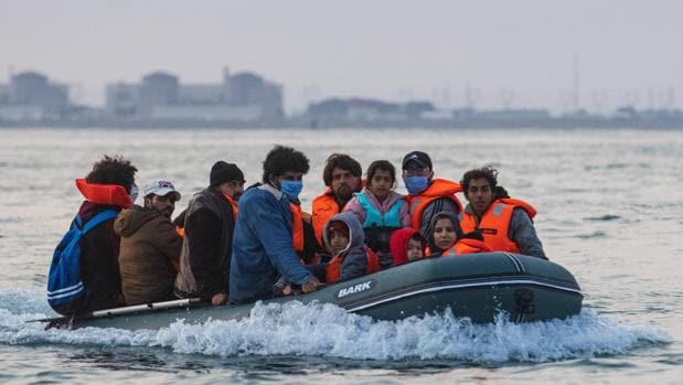 Londres sopesa poner redes en el Canal de la Mancha para impedir la llegada de inmigrantes