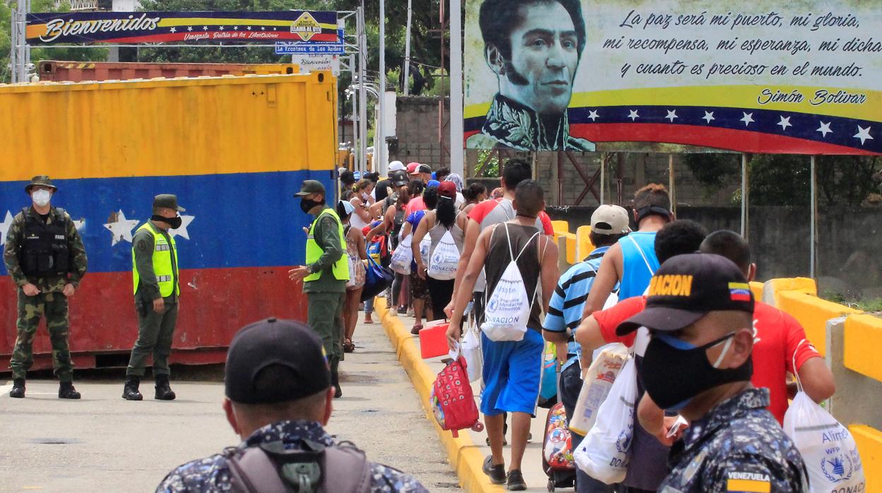 Un grupo de venezolanos cruza la frontera para retornar a su país