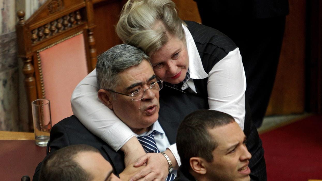 El líder detenido del partido de extrema derecha, Nikolaos Michaloliakos, es abrazado por su esposa