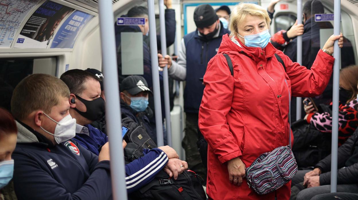 Ciudadanos en el metro de Londres