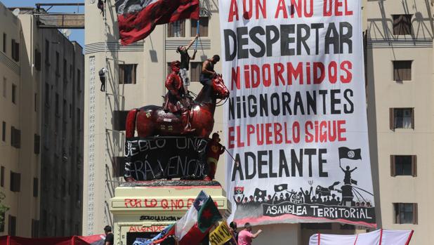 Miles de manifestantes salen a la calle para celebrar el aniversario del estallido social en Chile
