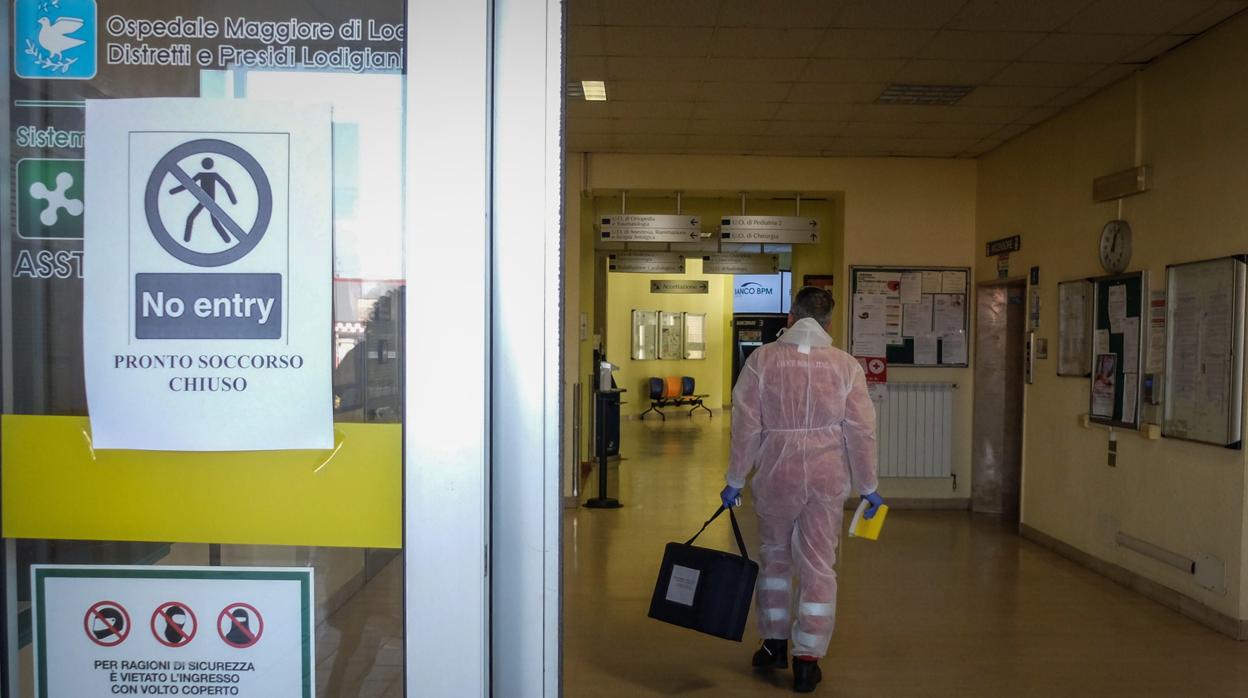 Una nota prohibe la entrada al Hospital Codogno en Lodi, norte de Italia,