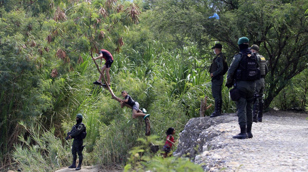 La policía custodia un paso fronterizo ilegal desde Cúcuta, Colombia