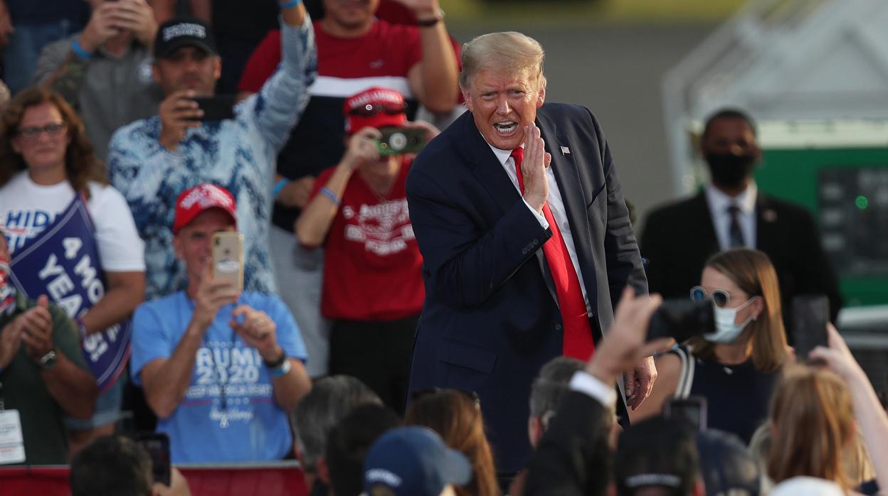 Donald Trump habla a gritos con uno de los asistentes al mitin en Ocala, Florida