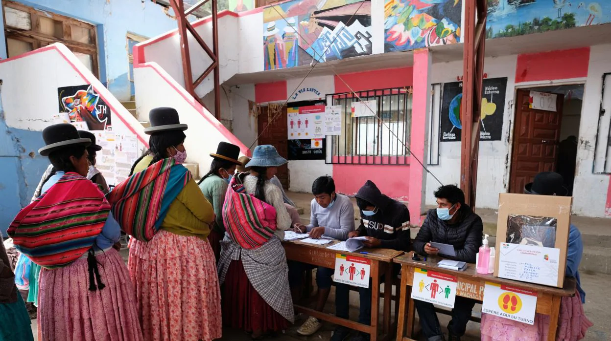 Varias mujeres hacen fila para votar este domingo pasado en la localidad boliviana de Cohoni