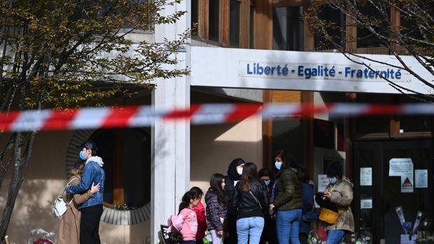 Reportaje en el colegio donde enseñaba el profesor decapitado en París: «Si no hay libertad, lo perdemos todo»