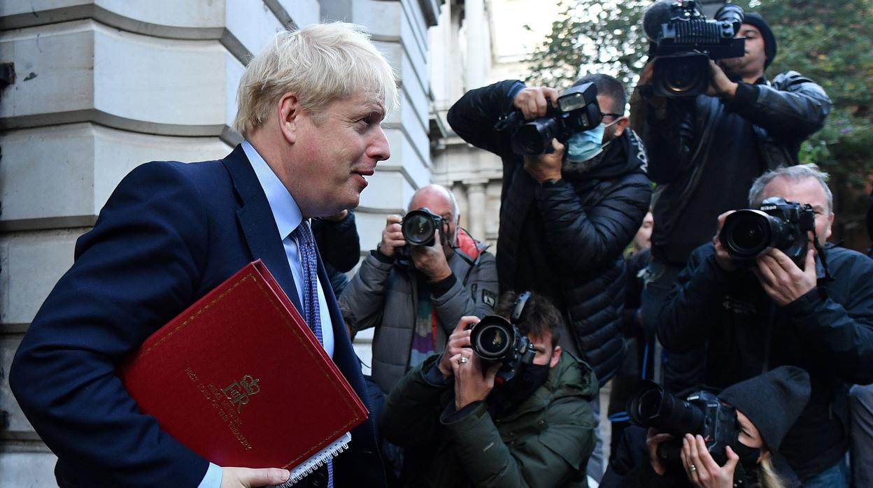 Boris Johnson regresa a Downing Street después de asistir a la reunión semanal del gabinete celebrada en la Oficina de Relaciones Exteriores