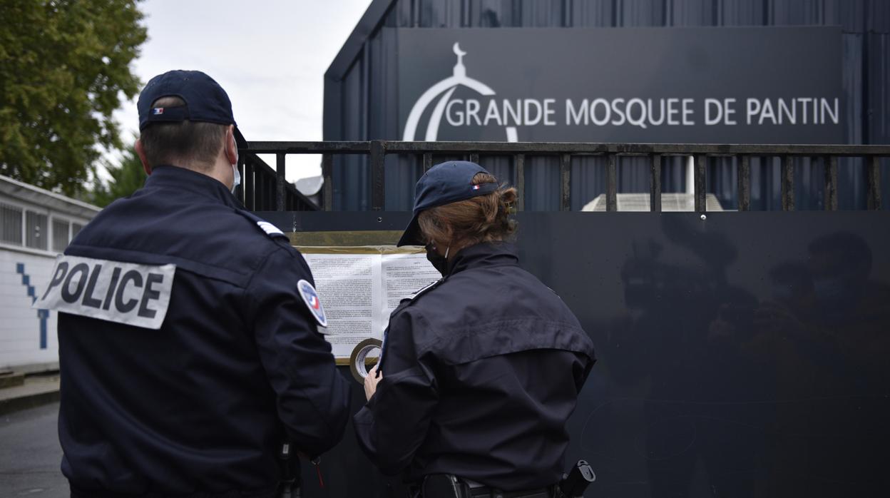 Dos policías junto a la mezquita de Pantin, que ha ordenado cerrar el ministro del Interior de Francia