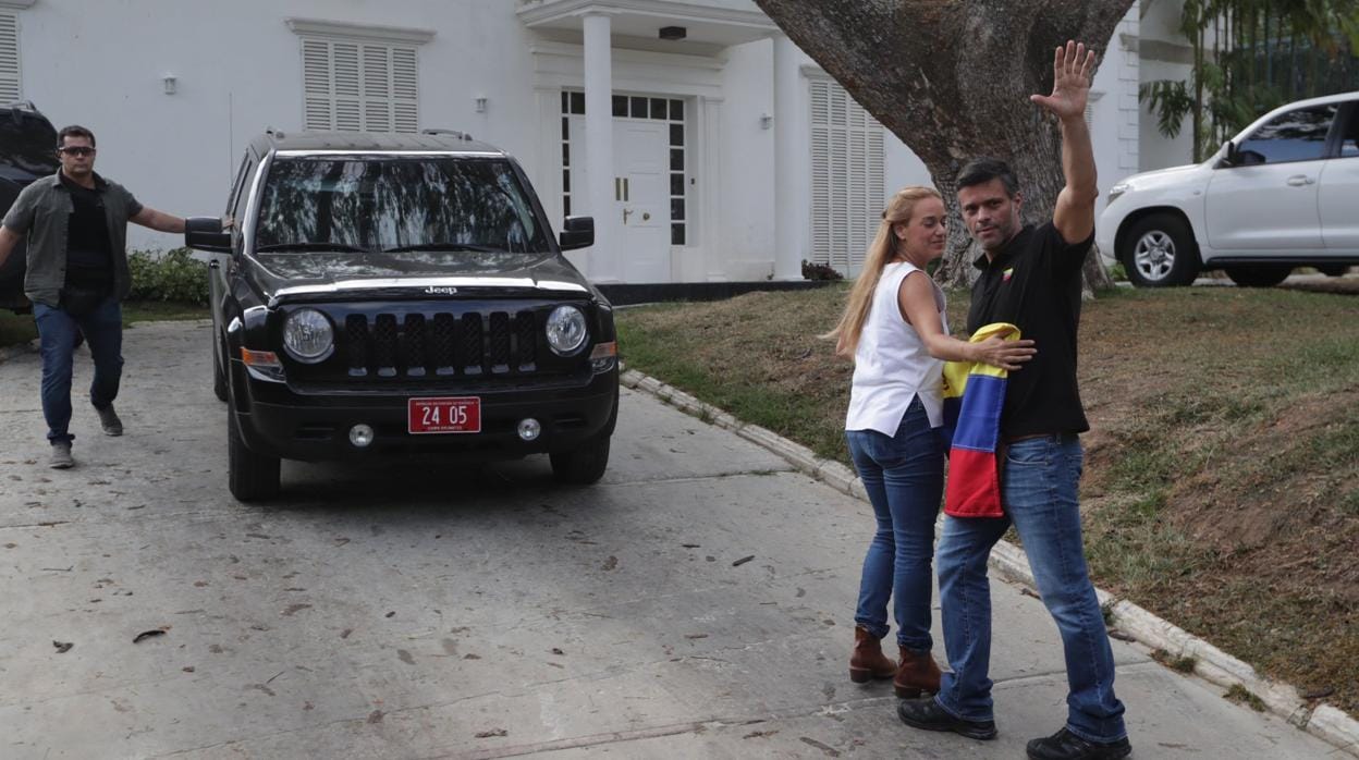 Leopoldo López y su esposa, Lilian Tintori, en la residencia del embajador español en Caracas