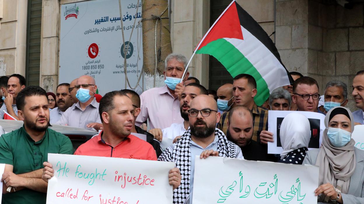Palestinos sostienen pancartas durante una protesta contra los comentarios del presidente Macron sobre las caricaturas del profeta Mahoma