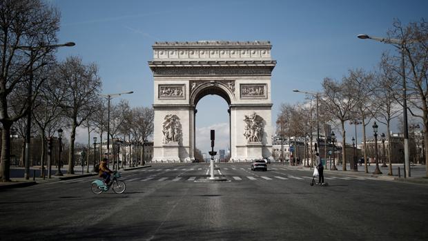 Desalojan la zona del Arco de Triunfo de París tras una falsa alerta de bomba
