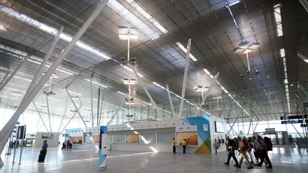 Qatar ordena una investigación por el trato a unas pasajeras tras hallar un bebé en el baño