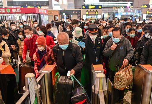 Accesos a una estación en Wuhan, ciudad donde se originó el virus