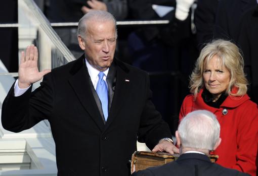 Joe Biden, en su jura como vicepresidente en 2009 junto a su esposa Jill
