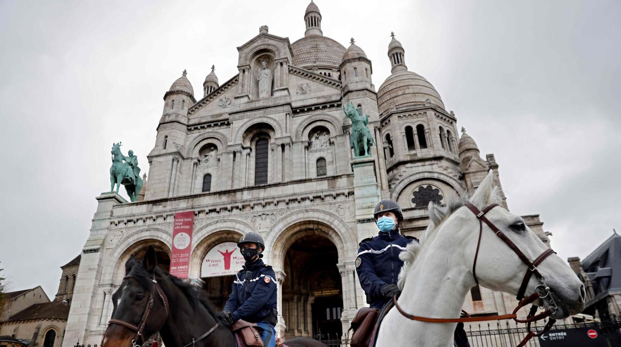 Agentes de la policía montada ante la iglesia del Sagrado Corazón, en París, vigilan para evitar cualquier incidente el Día de Todos los Santos