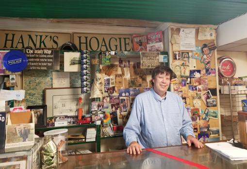 Tom Owens, en el Hank Hoaggies, su local de bocadillos y gominolas en el barrio de Biden en Scranton