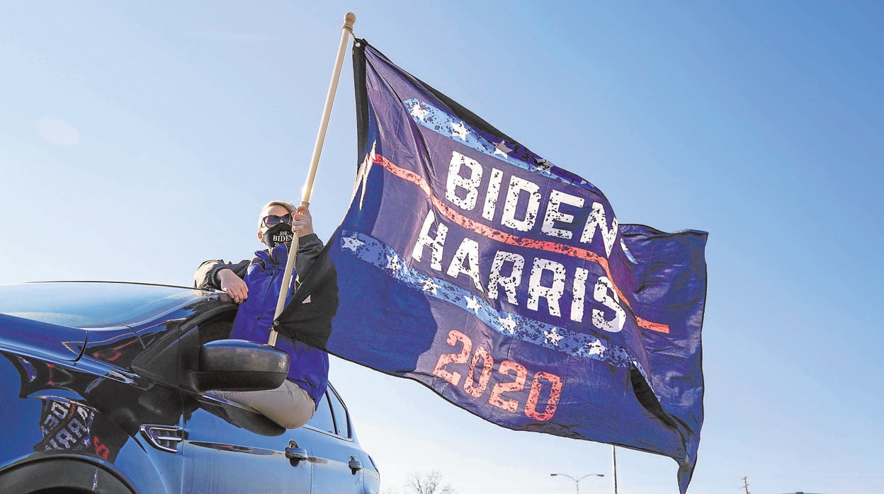 Seguidores de Biden acuden a un mitin suyo en Flint, Michigan