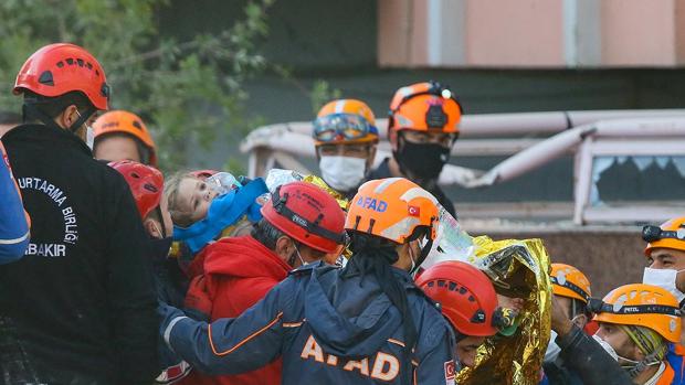Rescatan a una niña tras permanecer cuatro días bajo los escombros del terremoto de Turquía