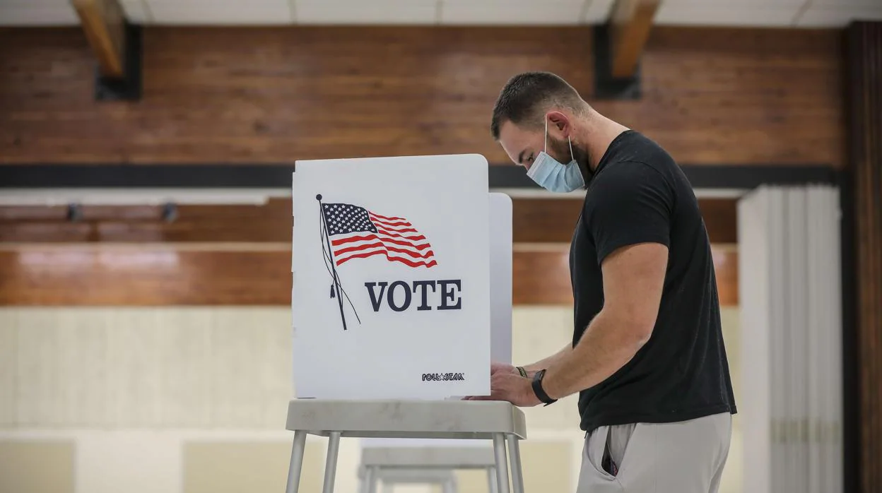 Un hombre vota durante las elecciones