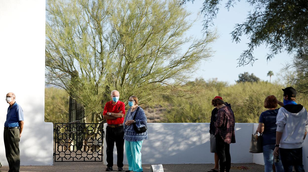 Ciudadanos de Tucson (Arizona) guardan fila para votar