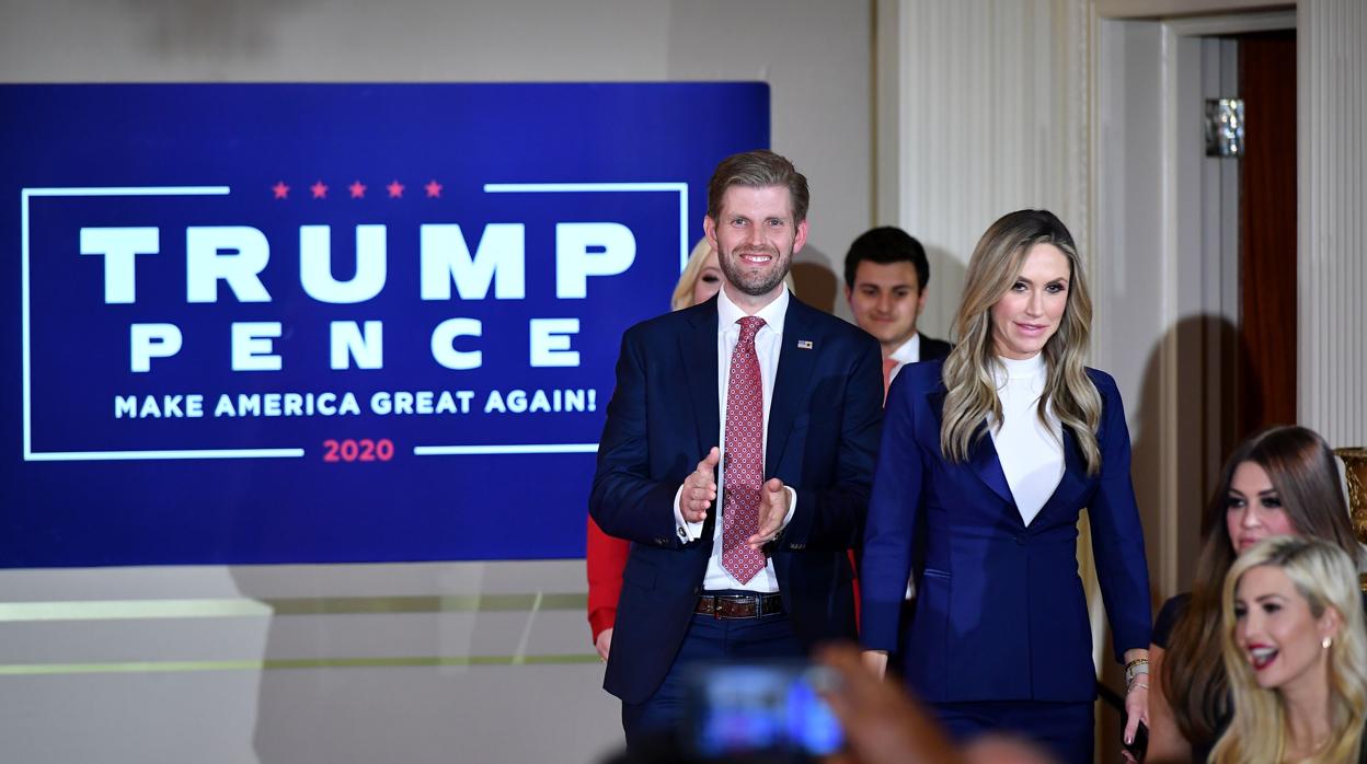 Eric Trump, su esposa Lara y otros miembros de la familia del presidente en la noche electoral