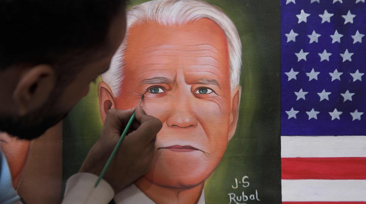 Un artista indio pinta el rostro de Biden, futuro presidente de EE.UU.