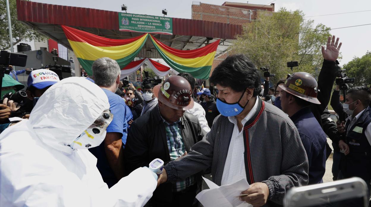 Evo Morales se toma la temperatura al entrar en Bolivia