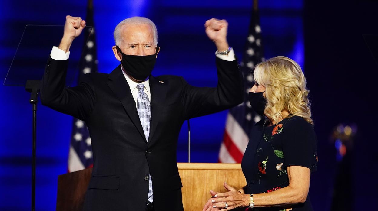 Biden celebra el triunfo junto a su mujer