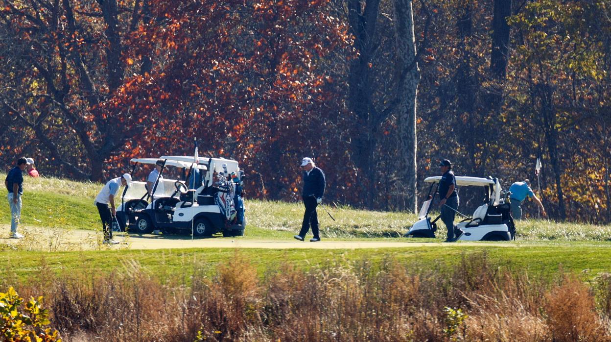 Trump juega al golf tras las elecciones